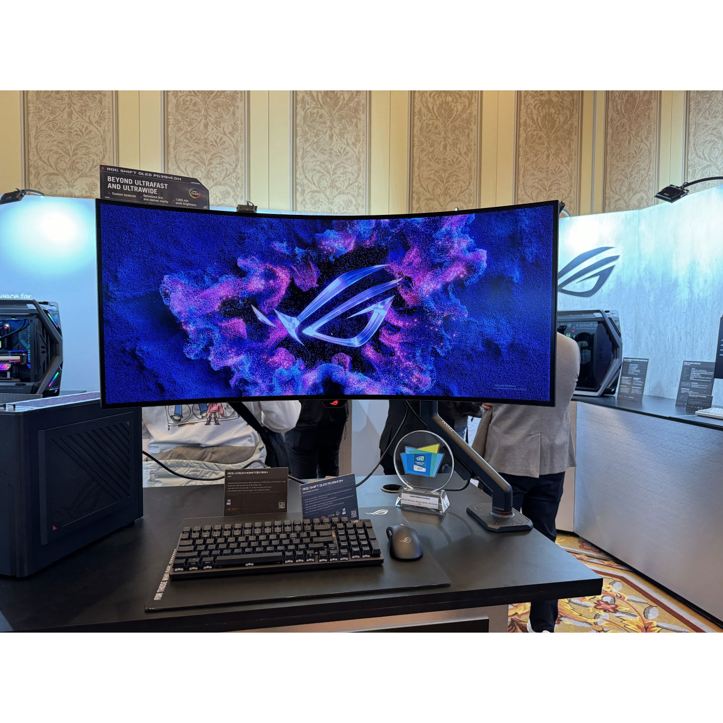 مانیتور گیمینگ خمیده ایسوس مدل ROG Swift OLED PG39WCDM سایز 39.7 اینچ، رزولوشن QHD-2K، پنل OLED، نرخ بروزرسانی تصویر 240 هرتز، نسبت تصویر 21:09-Ultra Wide ، دو پورت HDMI و یک پورت DisplayPort