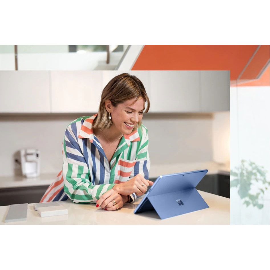 تبلت مایکروسافت مدل Surface Pro 9-i5 1235U ظرفیت 256 گیگابایت و رم 8 گیگابایت به همراه کیبورد Signature Black و قلم Slim Pen 2