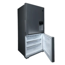 یخچال فریزر 28 فوت دوو مدل BMi-20 دارای آب سردکن و یخساز اتوماتیک، با ارتفاع 180، پهنای 82 و عمق 72 سانتی متر، میزان مصرف انرژی A+، دارای 3 طبقه در یخچال و 3 کشو در فریزر، دارای انجماد و سرمایش سریع