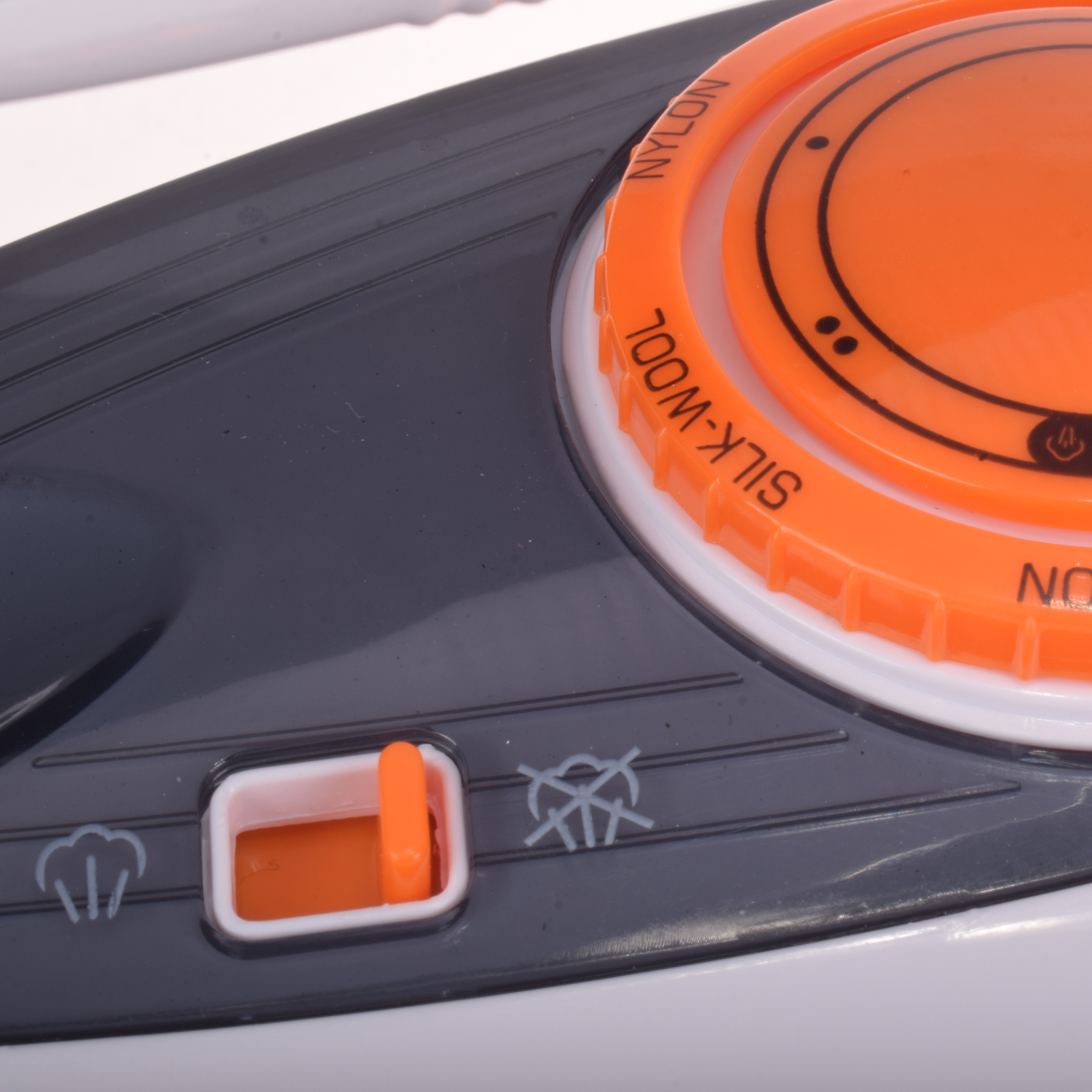 اتو بخار دی اس پی مدل kd1068