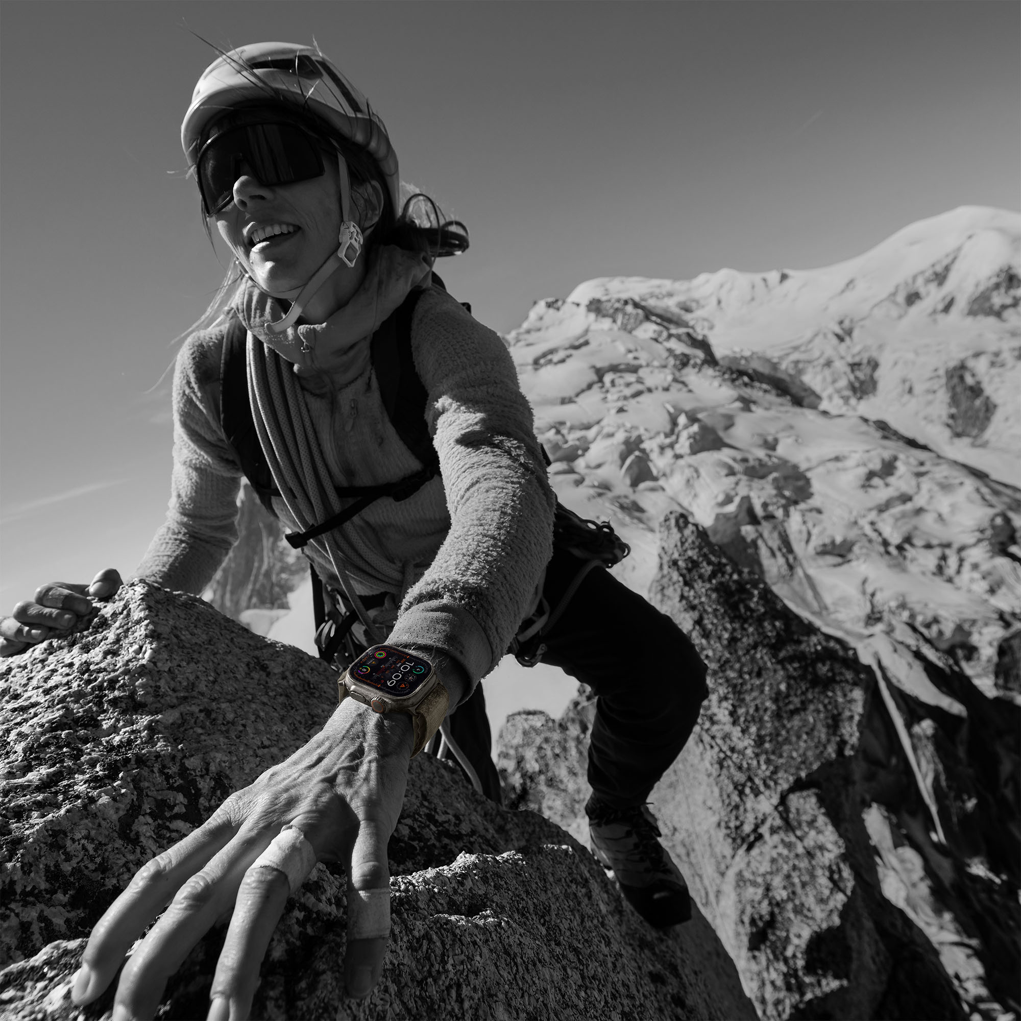 ساعت هوشمند اپل مدل Ultra 2 2024 Titanium Case Trail Loop 49mm