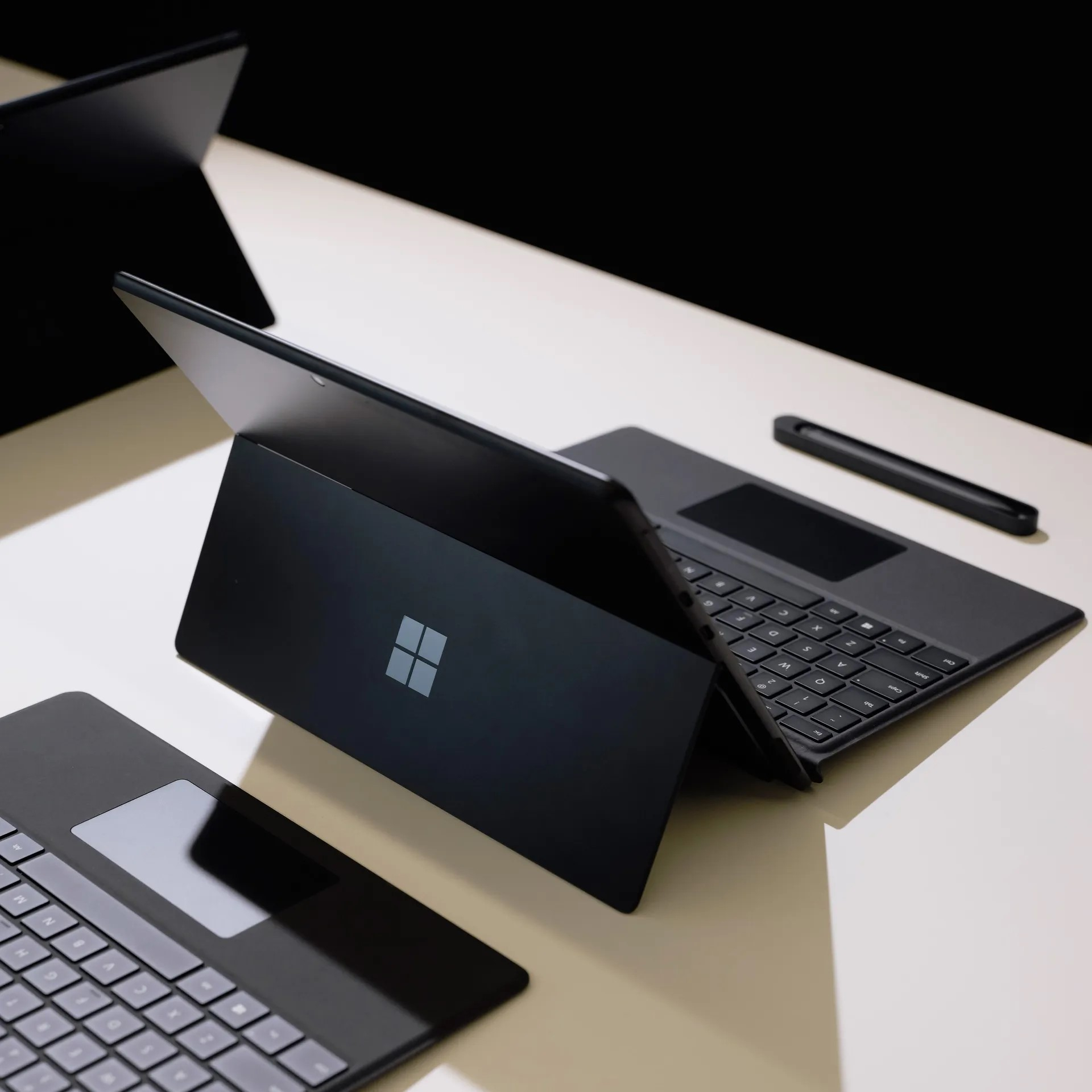 تبلت مایکروسافت مدل Surface Pro 8-i7 ظرفیت 256 گیگابایت و رم 16 گیگابایت به همراه کیبورد Signature Black و قلم Slim Pen 2