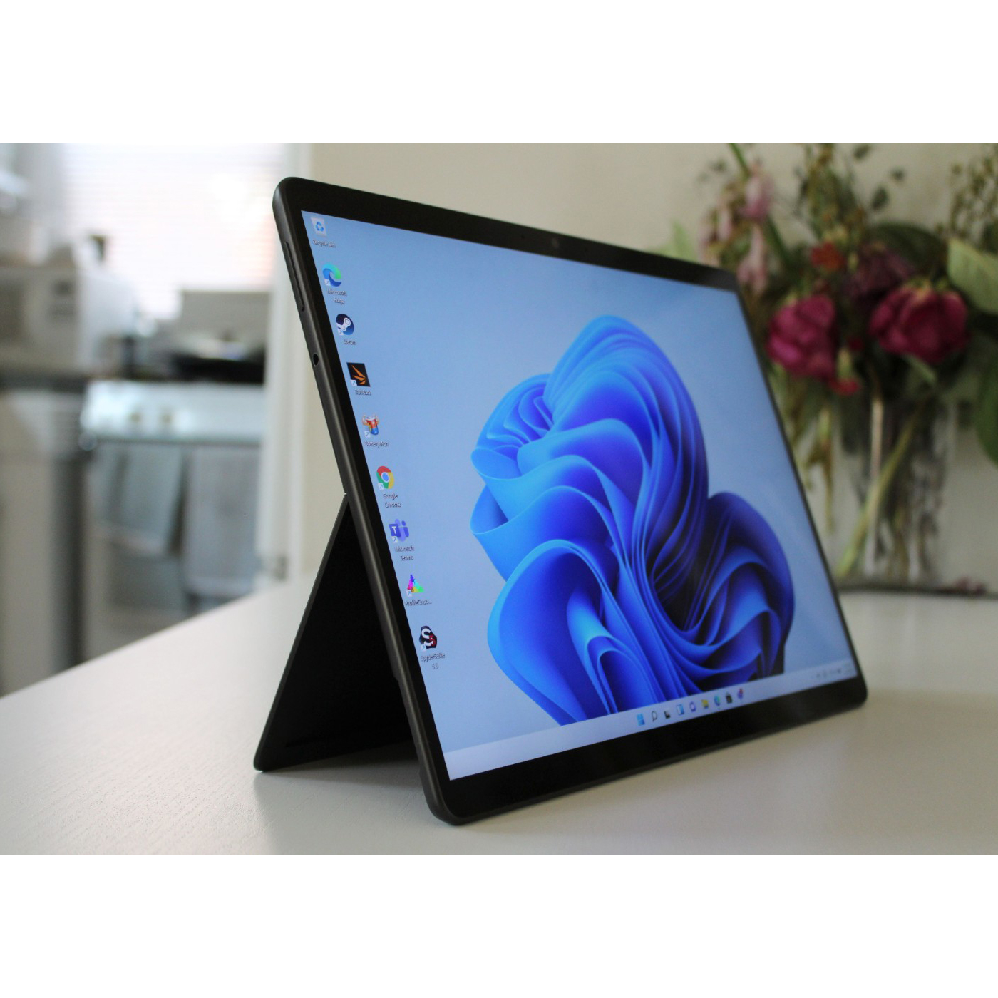 تبلت مایکروسافت مدل Surface Pro 8-i7 1185G7 ظرفیت 512 گیگابایت و 16 گیگابایت رم به همراه کیبورد Black Type Cover