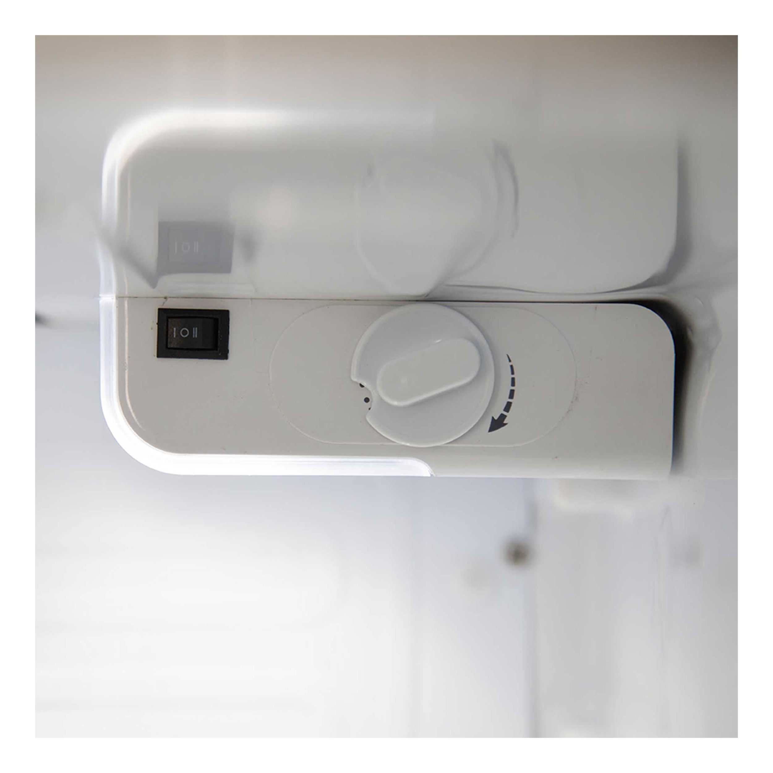 یخچال 3 فوت ایستکول مدل TM-4164-HS، با ارتفاع 59، پهنای 44.5 و عمق 53 سانتیمتر، میزان مصرف انرژی B، دارای 3 طبقه