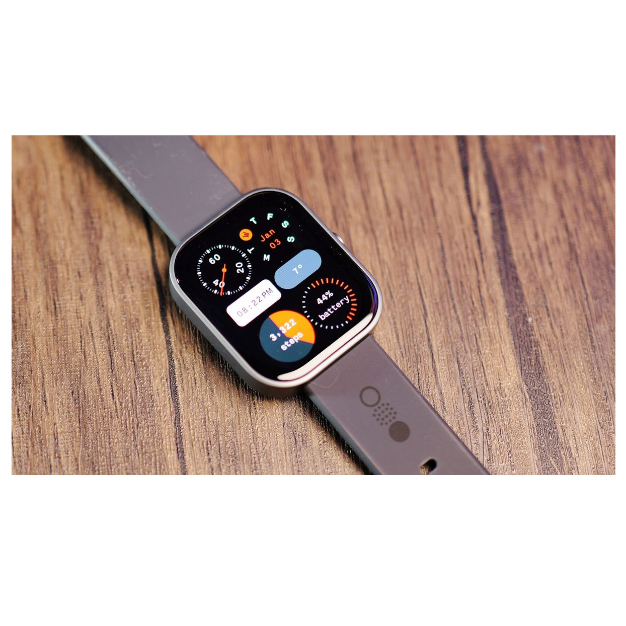 ساعت هوشمند ناتینگ مدل APY LIMITED PORO WATCH  دارای قابلیت های کنترل موسیقی، شمارنده ضربان قلب، گام شمار، قابلیت مکالمه از طریق بلوتوث، پشتیبانی از زبان فارسی، بند سیلیکون