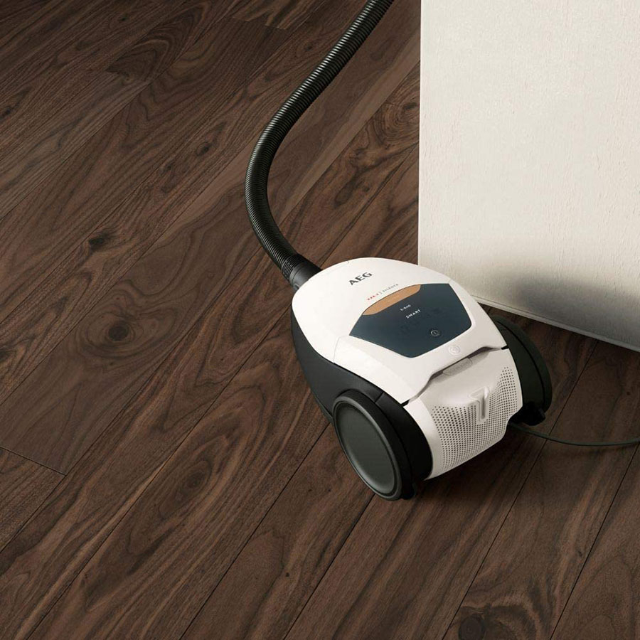 جاروبرقی 2200 وات آ ا گ مدل  VX82-1-ALR