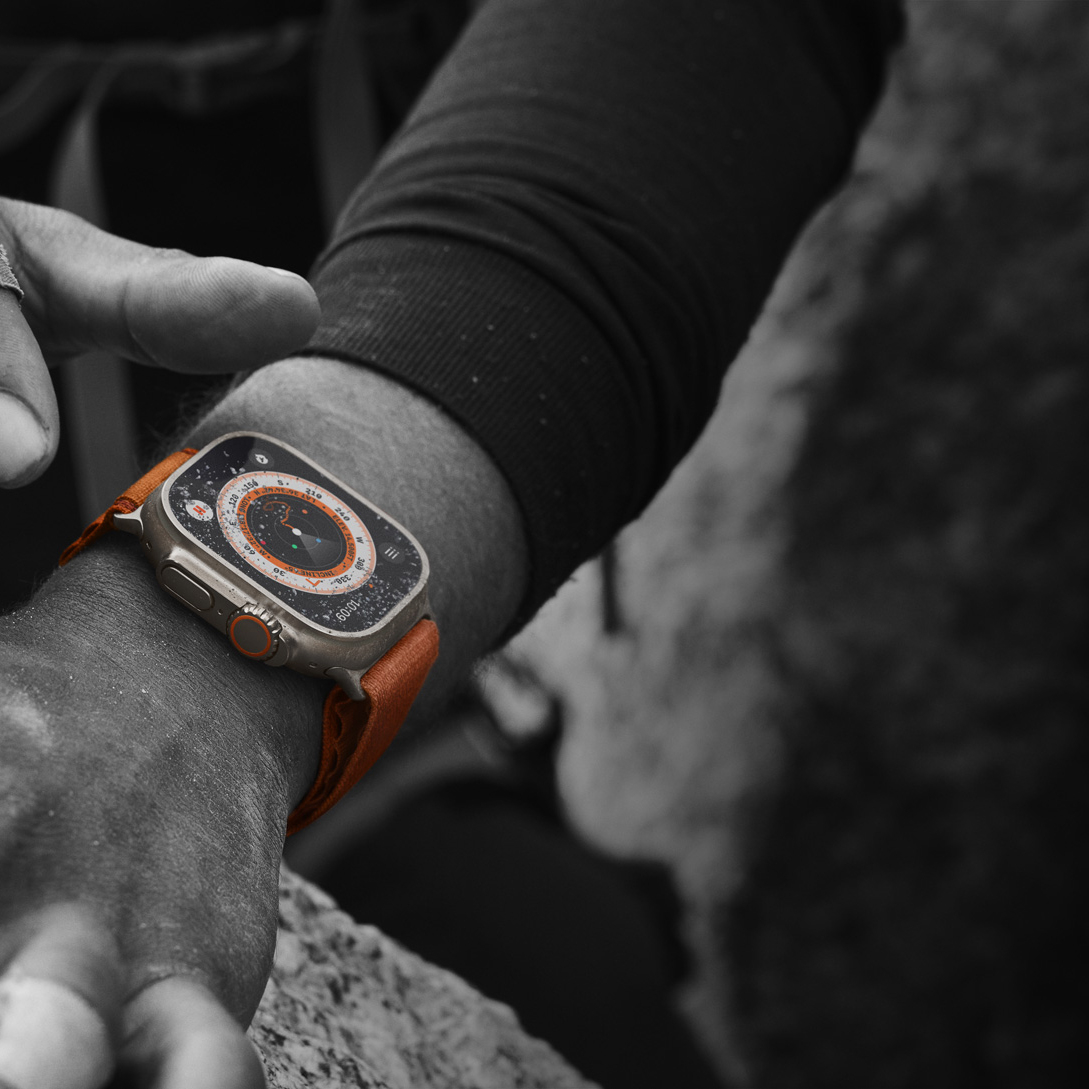 ساعت هوشمند اپل مدل Ultra 49 mm Alpine Loop دارای قابلیت های صفحه نمایش لمسی، کنترل سطح اکسیژن خون، قابلیت مکالمه از طریق بلوتوث بند برزنت