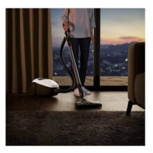 جاروبرقی 2200 وات آ ا گ مدل  VX82-1-ALR