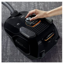 جاروبرقی آ ا گ مدل VX7-2-EB-P