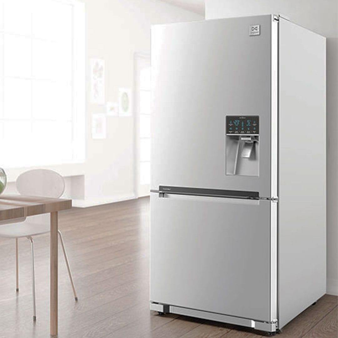 یخچال فریزر 28 فوت دوو مدل BMi-20 دارای آب سردکن و یخساز اتوماتیک، با ارتفاع 180، پهنای 82 و عمق 72 سانتی متر، میزان مصرف انرژی A+، دارای 3 طبقه در یخچال و 3 کشو در فریزر، دارای انجماد و سرمایش سریع