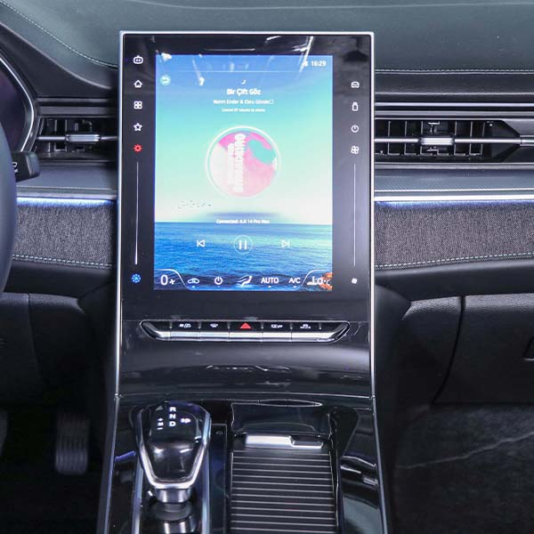 خودرو کارکرده کی ام سی مدل j7 دنده اتوماتیک سال 1402