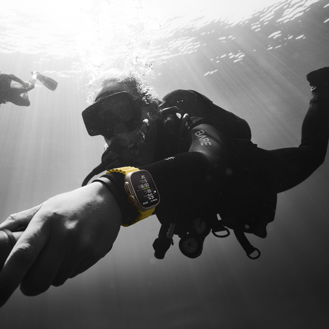 ساعت هوشمند اپل مدل Ultra 49 mm Alpine Loop دارای قابلیت های صفحه نمایش لمسی، کنترل سطح اکسیژن خون، قابلیت مکالمه از طریق بلوتوث بند برزنت