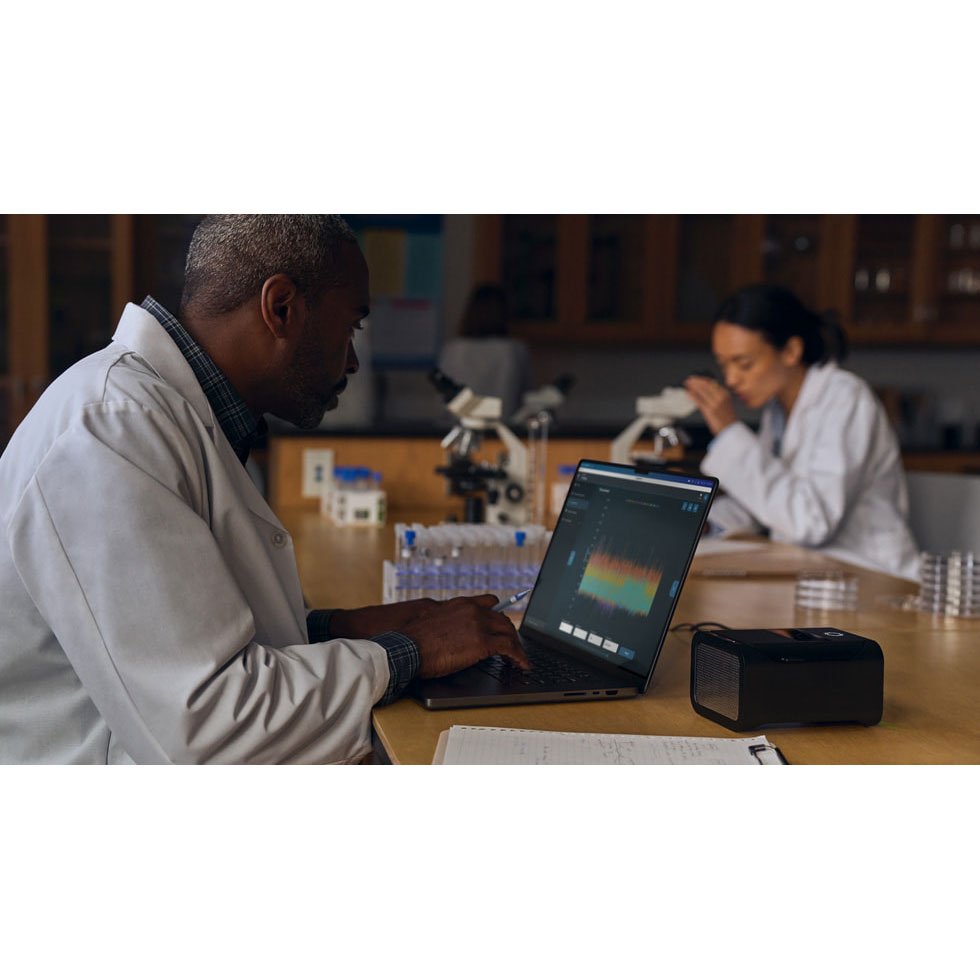 لپ تاپ 14.2 اینچی اپل مدل MacBook Pro MDE04 2025 LLA-M5-16GB RAM-512GB SSD