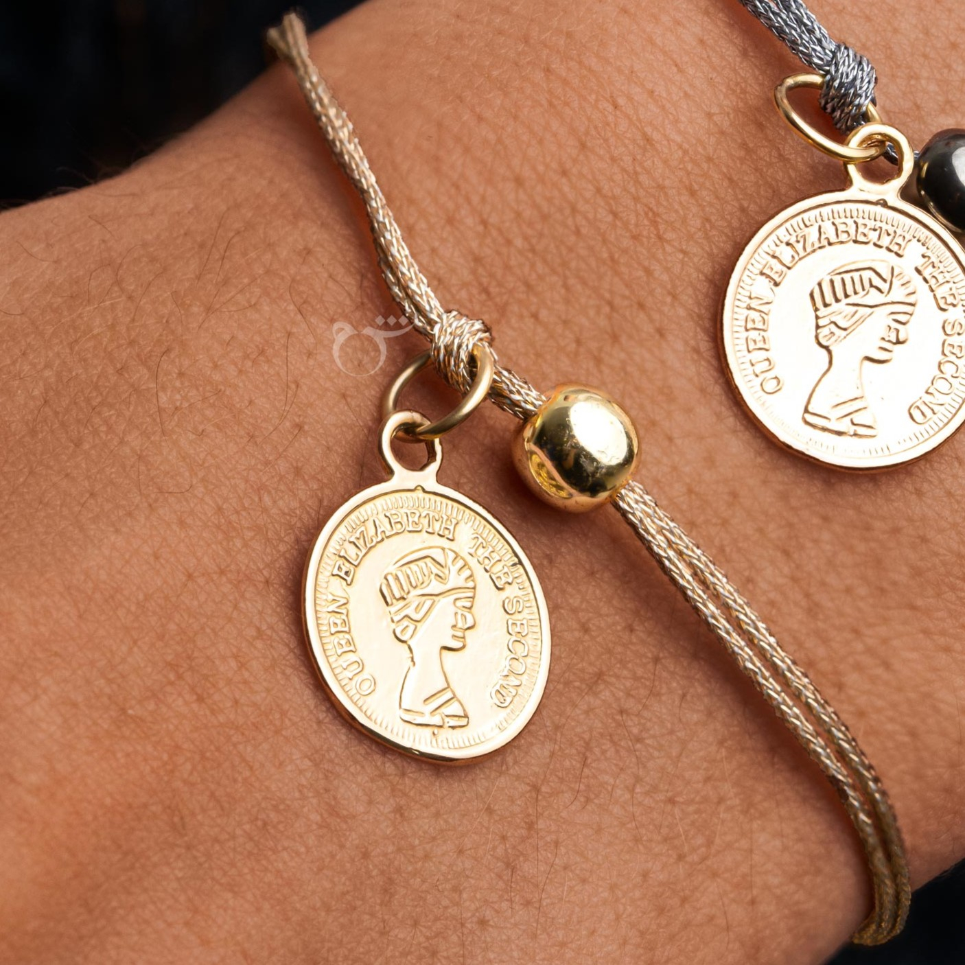 دستبند طلا 18 عیار زنانه گالری شیدا مجد مدل سکه ملکه نخی لمه بژ