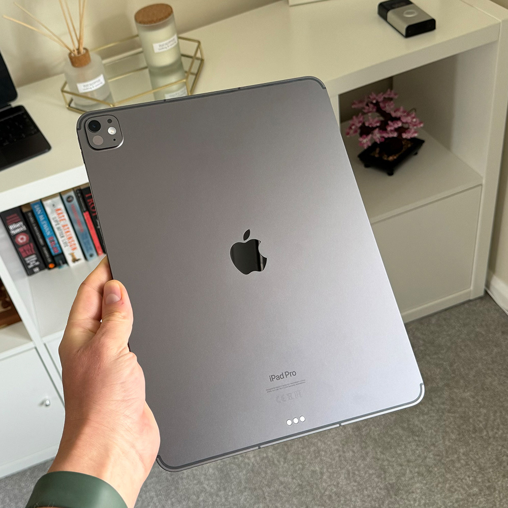 تبلت 13 اینچ اپل مدل IPad Pro 2025 M5 Wi-Fi ظرفیت 256 گیگابایت و رم 12 گیگابایت، رزولوشن دوربین 12 مگاپیکسل، پشتیبانی از قلم و کیبورد