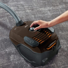 جاروبرقی آ ا گ مدل VX6-2-CB-P