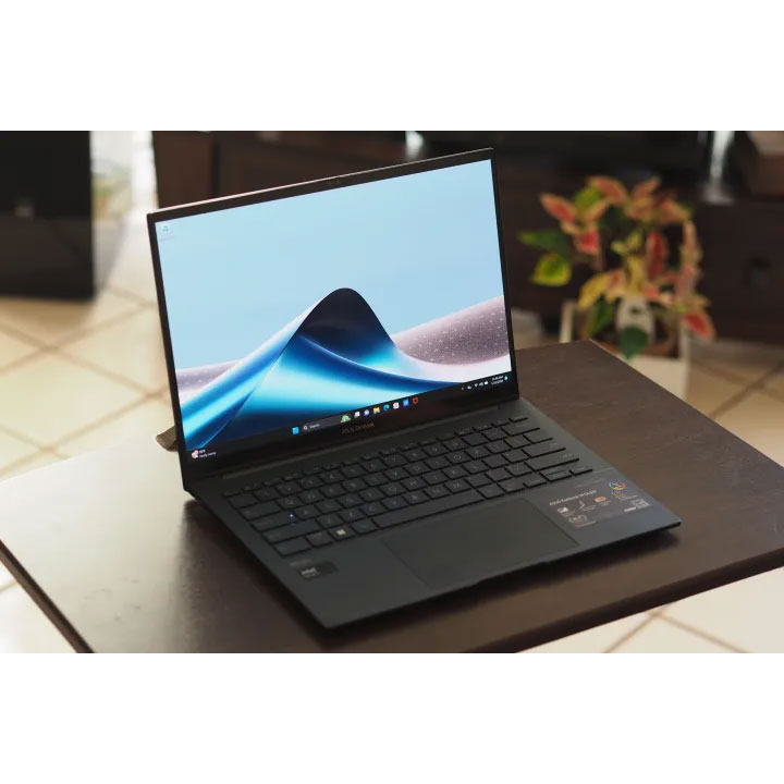 لپ تاپ 14 اینچی ایسوس مدل ZenBook 14 OLED Q415MA-U5512-Core Ultra 5 125H-8GB LPDDR5-512GB SSD-Touch