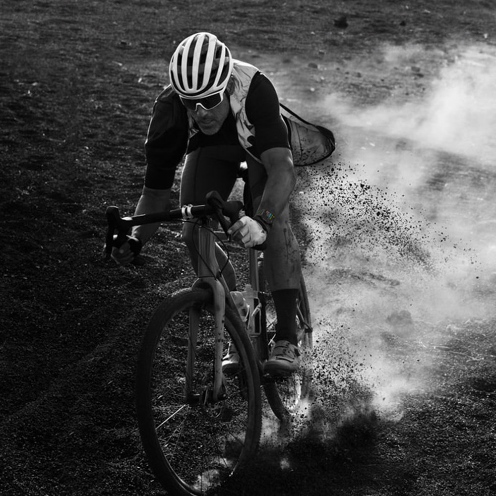 ساعت هوشمند اپل مدل Ultra 2 Black Titanium Case Trail Loop 49mm